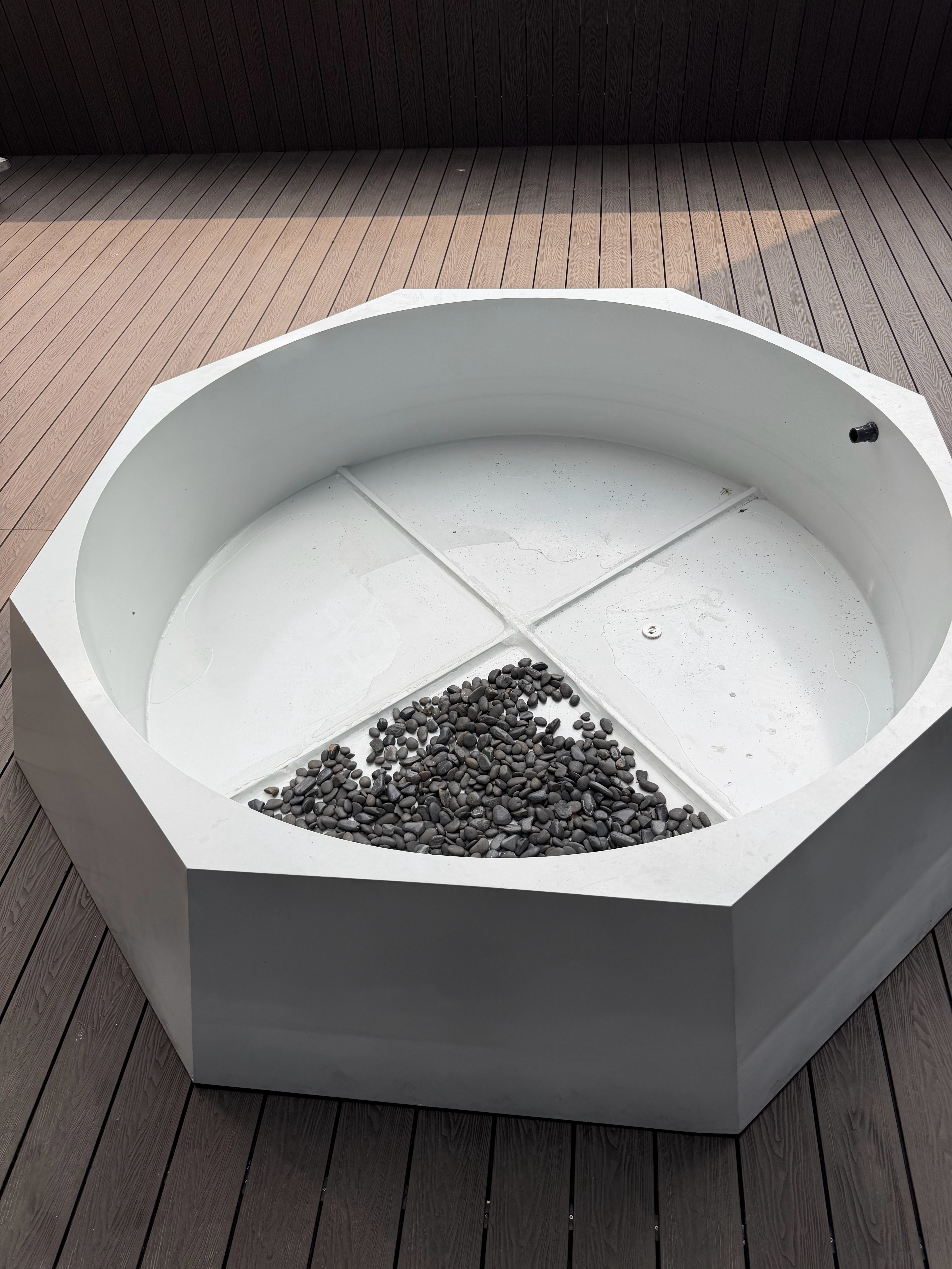 趣评测公司鱼池改造非常成功，每个小朋友非常喜欢，每个收费50元，不限时间畅玩，目