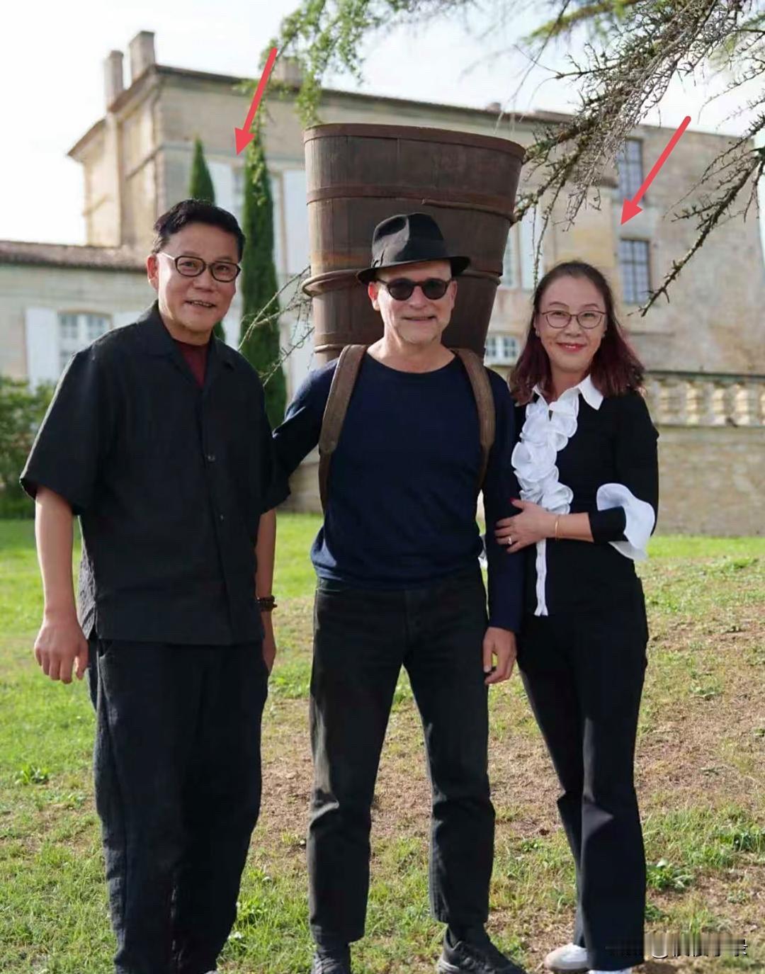 李国庆和再婚妻子在法国度蜜月，张丹红的穿衣打扮看起来老气横秋，夫妻俩仿佛长了同一