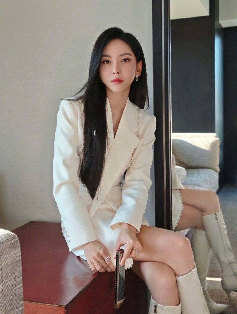 于文文白色西装秀于文文直呼小孩姐出片折么美于文文 ​​​