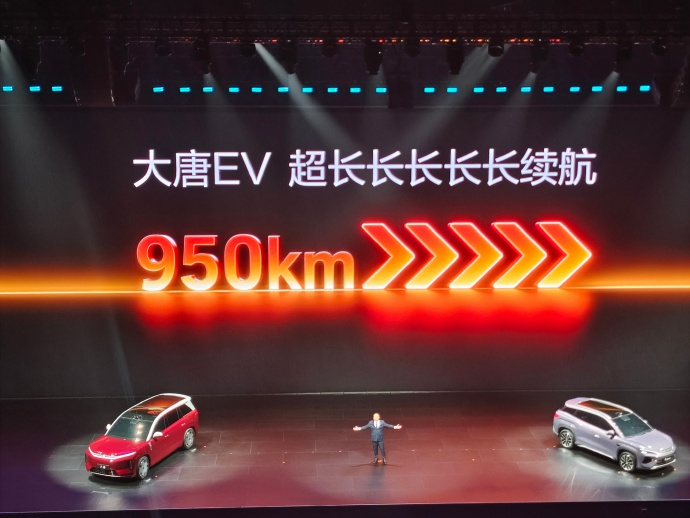 比亚迪这回是真狠啊，王朝旗舰 SUV 大唐直接亮相。纯电干到 950km，还能 