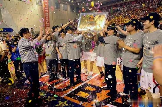 这是太原理工大学男篮当年夺冠的几张照片。十几年过去了，物是人非，一转眼都老了，都