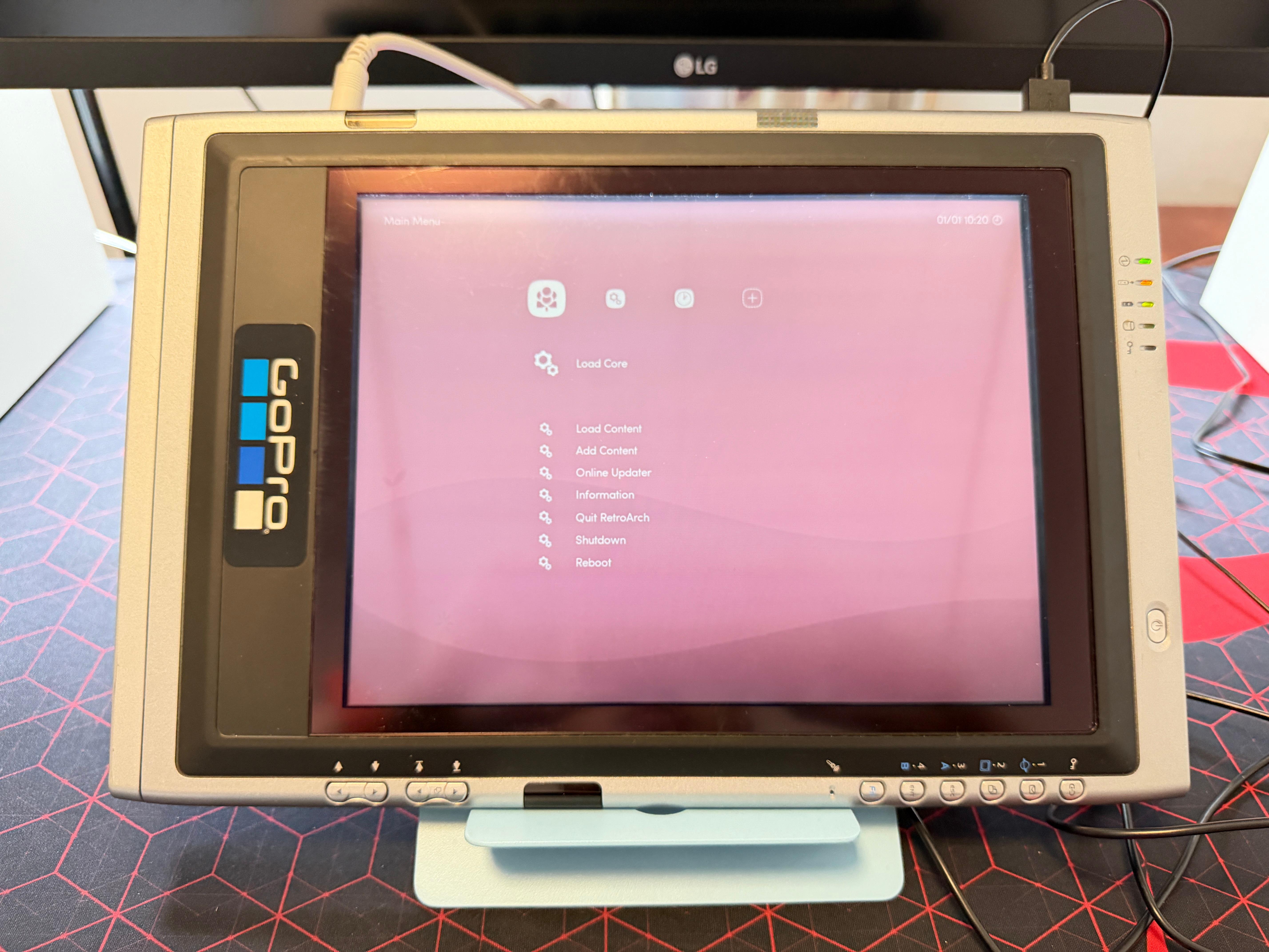 翻出一个估计快6、7年没开机的电脑。之前一直以为坏了，但因为它屏幕材质特殊一直没