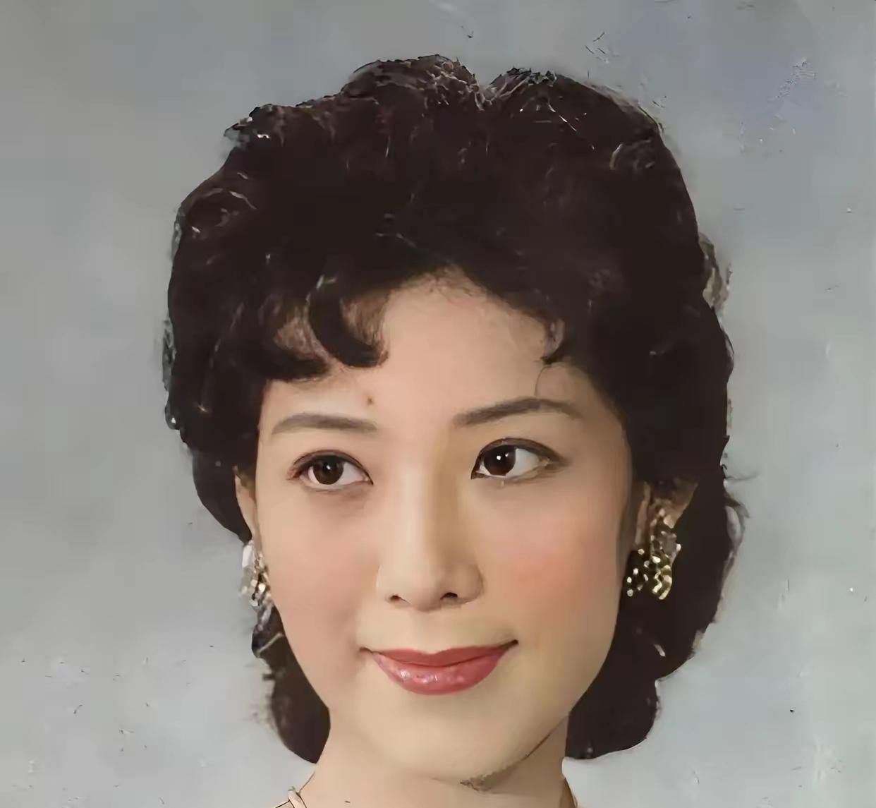 这是一位女歌唱家年轻时的照片，她的歌声优美动听，她的歌声比宋祖英，张也都好听，唱
