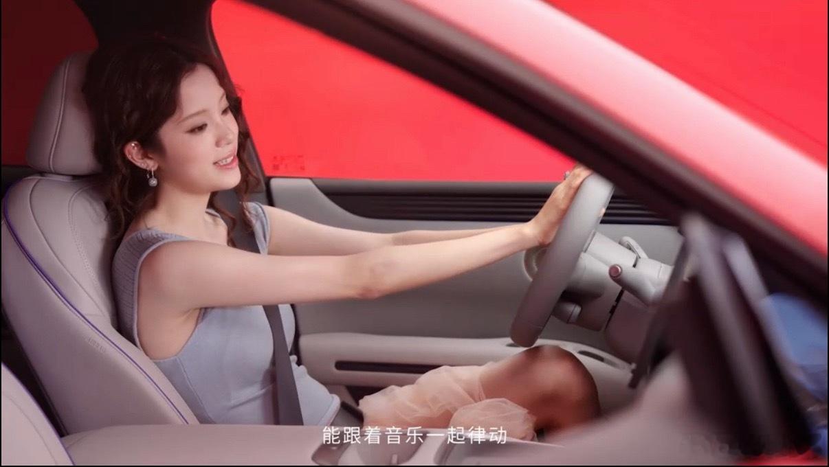 小鹏这次终于不玩“期货”了，实车铺得这么齐，想去看的人不用再对着屏幕干瞪眼。说实