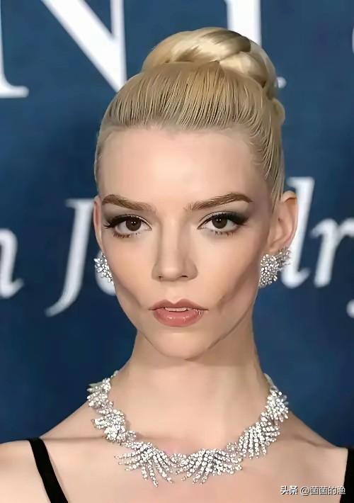 要说现在欧美的审美风向，那真是越来越让人摸不着头脑。前阵子还在卷身材的“白幼瘦”