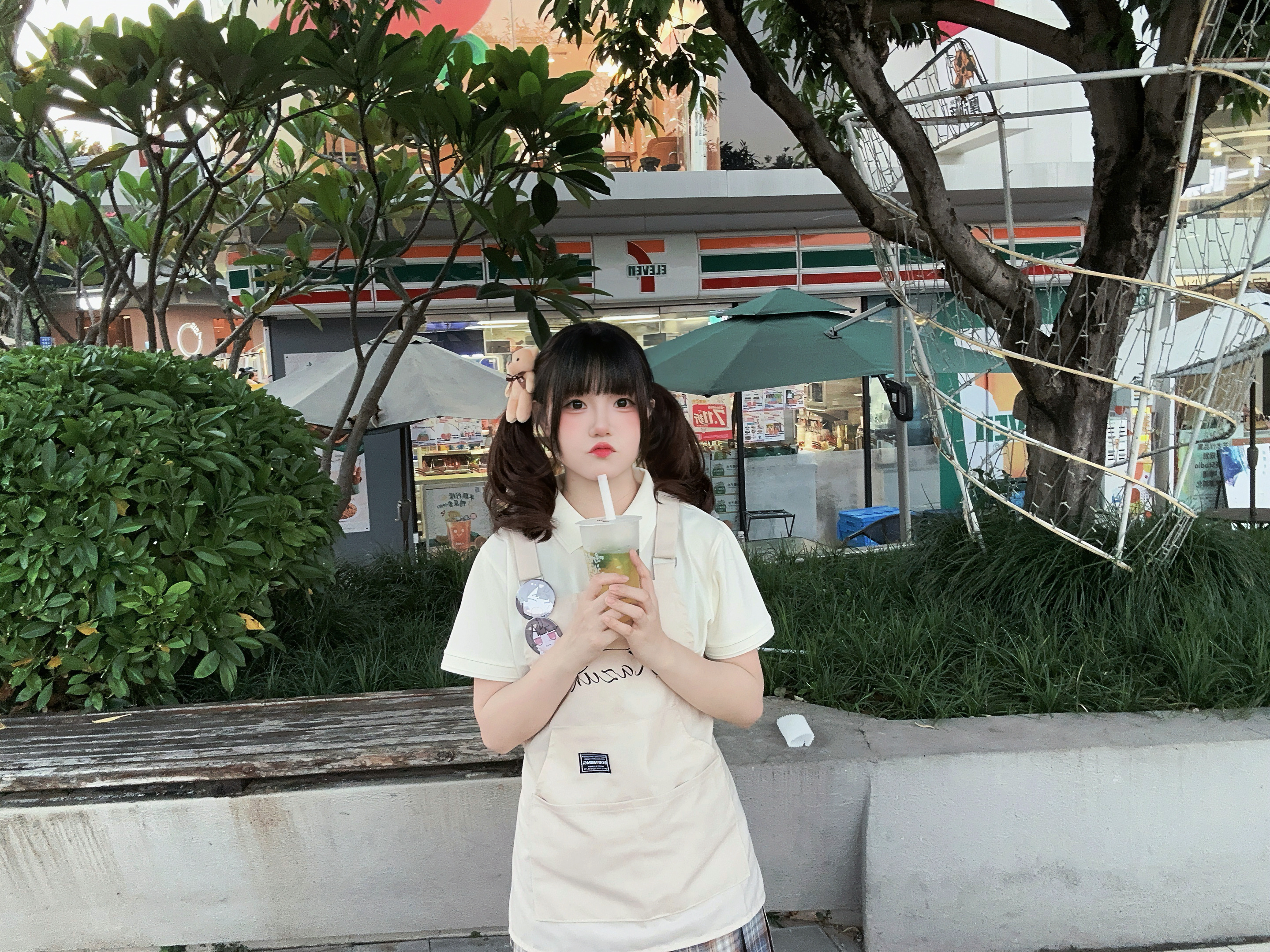 这个分店的牌子颜色怎么不太一样。 