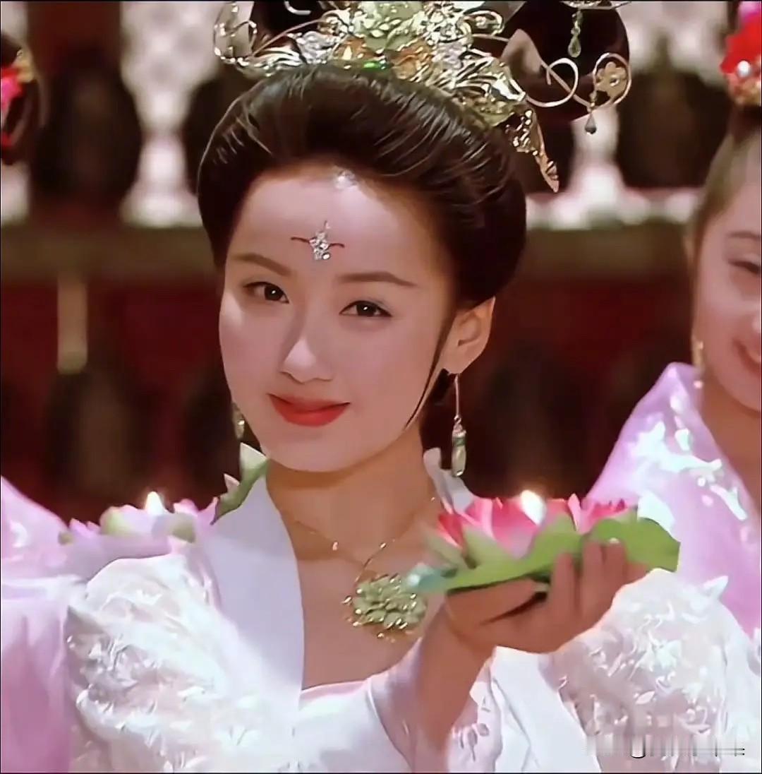 胡歌说她是“梦中情人”，霍建华说她是此生最想娶的女人，但是她同时拒绝了两位男神，