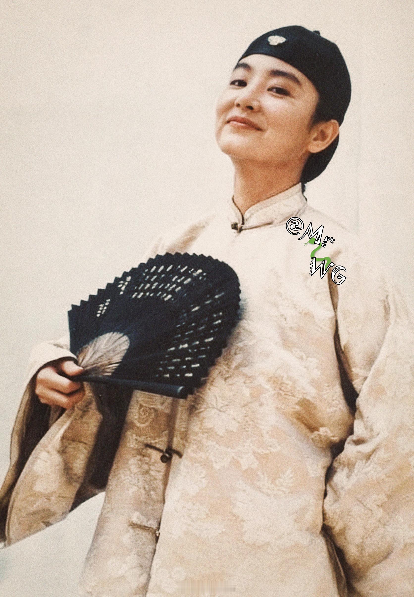 林青霞搭乘花絮去幕后 剑眉入鬓、目若朗星，束发戴冠、摇扇自在，她是江湖里最俊朗的