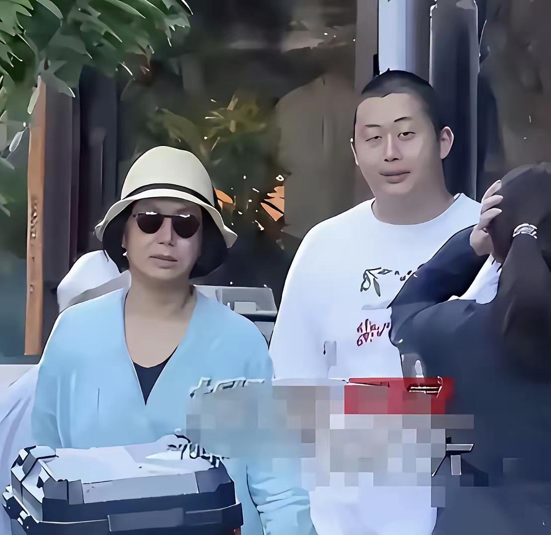 蒋雯丽在路人的镜头下，把她拍成了一个普通大妈的样子，毫无气质，差点没认出来。