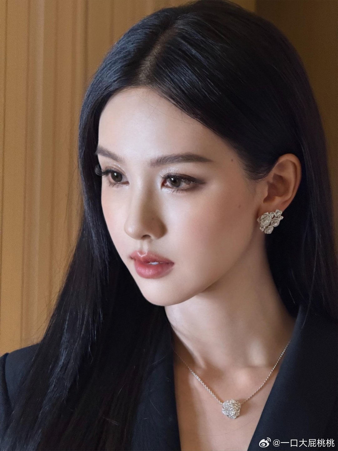 陈都灵「墨玉暗夜妆」💄 ​​​