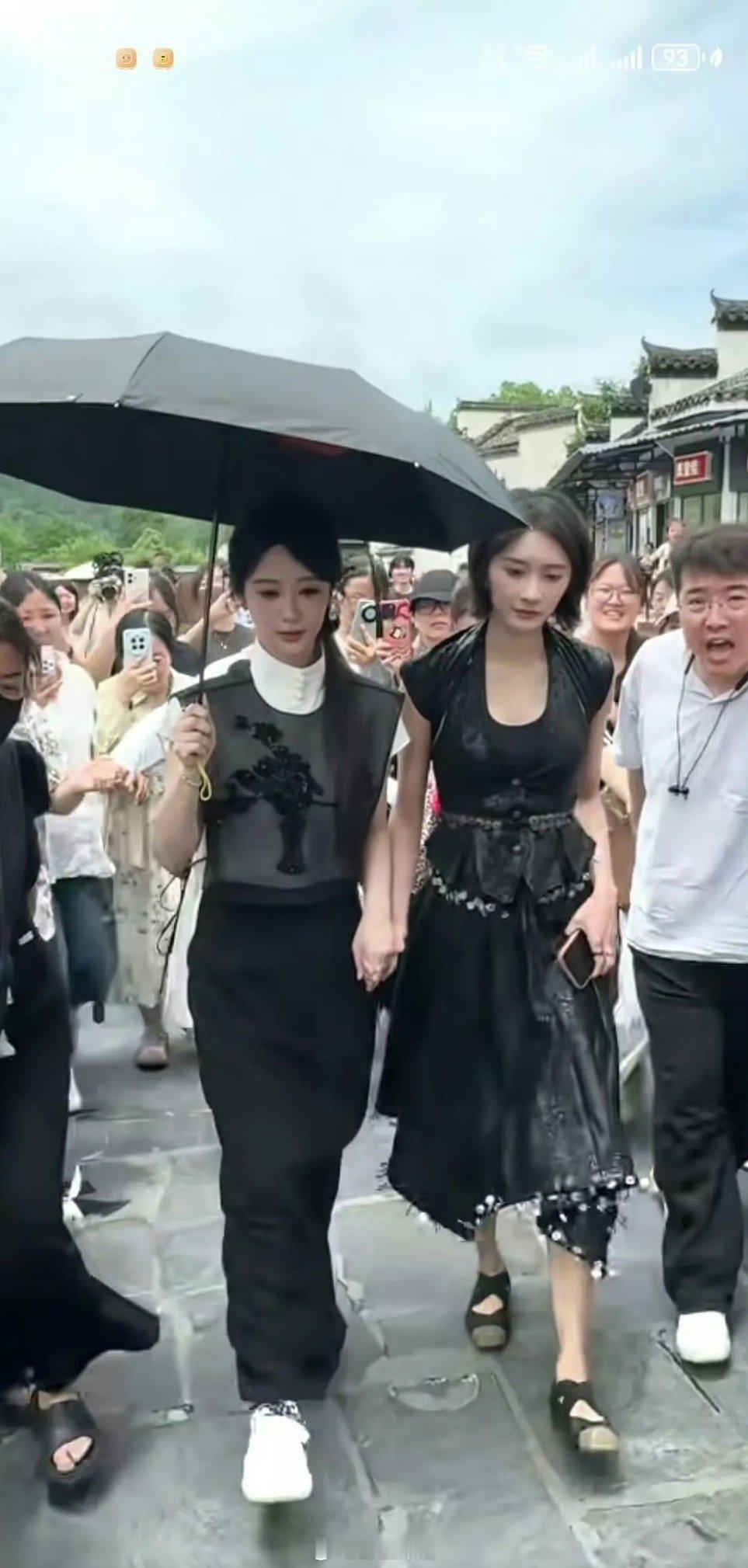 杨紫这个线下活动打伞的行为被审判了，都在说为旁边的女演员感觉尴尬，伞是一点也没遮