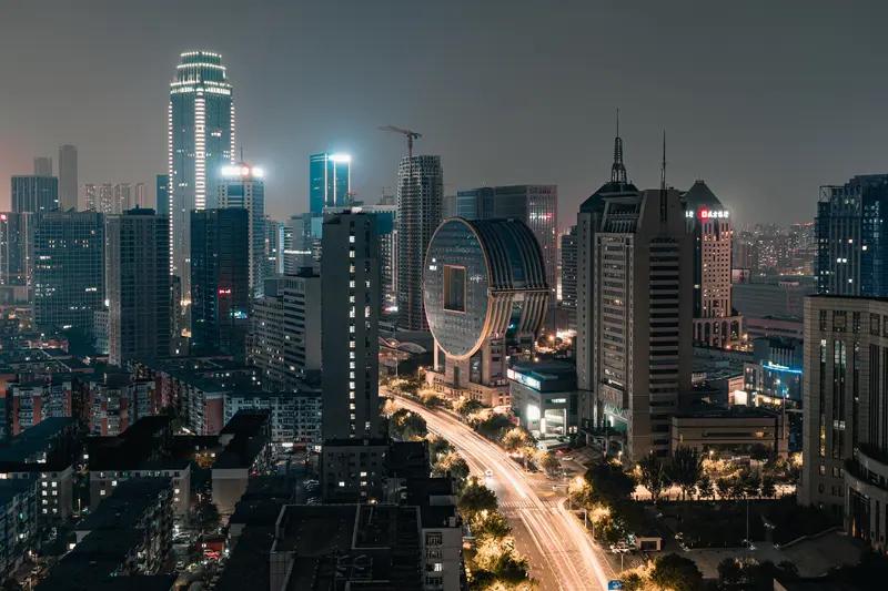 规矩与方圆

郭德纲曾讲过一个关于敲门的段子，很有意思。他说，过去敲门这事，里头