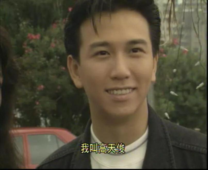 哈哈，很奇怪，温兆伦的五官都“平平无奇”，可组合在一起却很帅，他身上有一种独特的