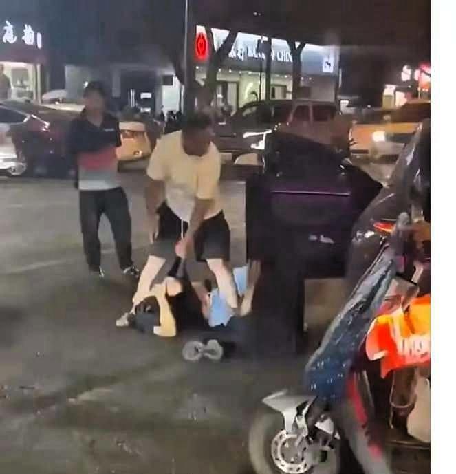杭州一已婚女子车内与情人私会，被骑电动车赶来的丈夫抓个正着。丈夫怒火中烧，一把将