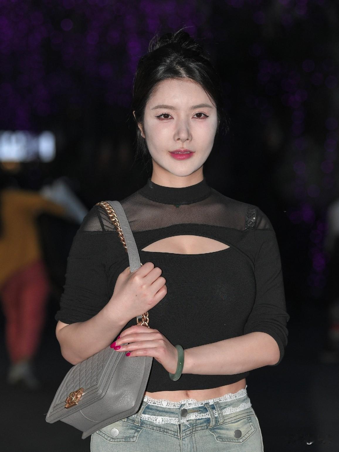 晚风漫步随笔
 
入夜后的街头藏着温柔的氛围感，头顶串起的紫色灯带朦胧又浪漫，换