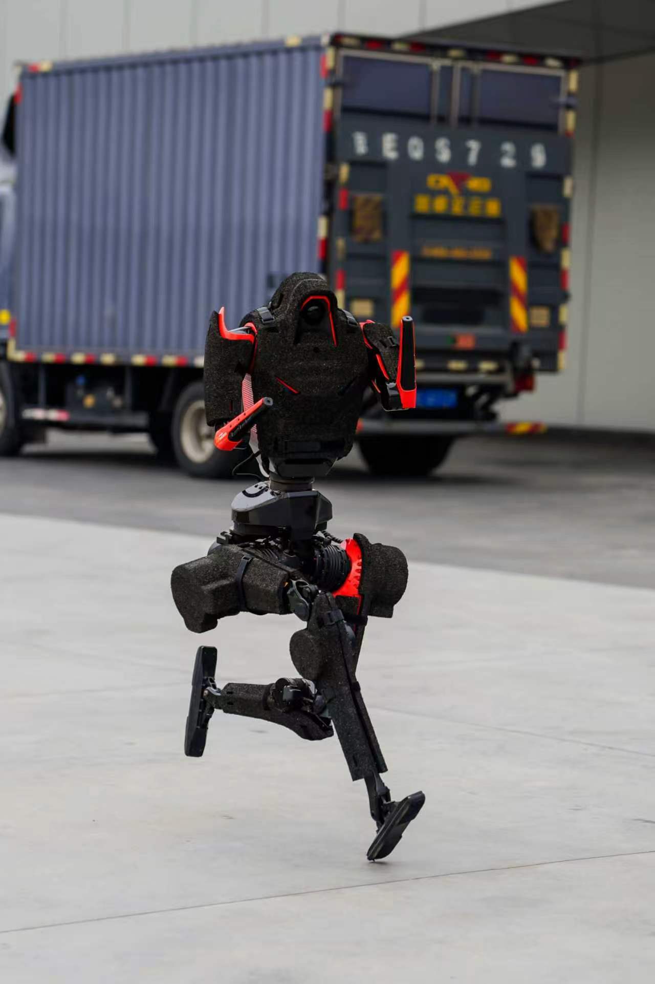 荣耀“闪电”机器人确认出席成都发布会。作为半马冠军，它代表了荣耀在具身智能领域的