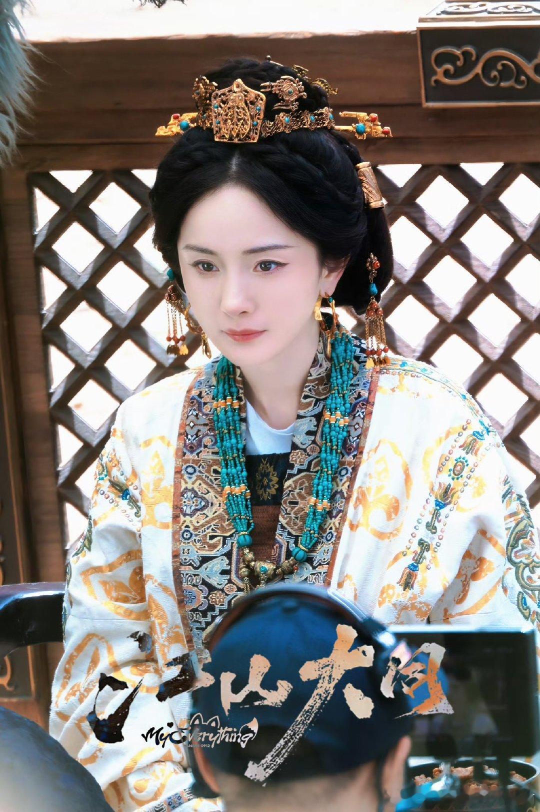 杨幂烫伤后复工路透杨幂江山大同复工路透杨幂烫伤后终于休息好了进组复工了，路透状态
