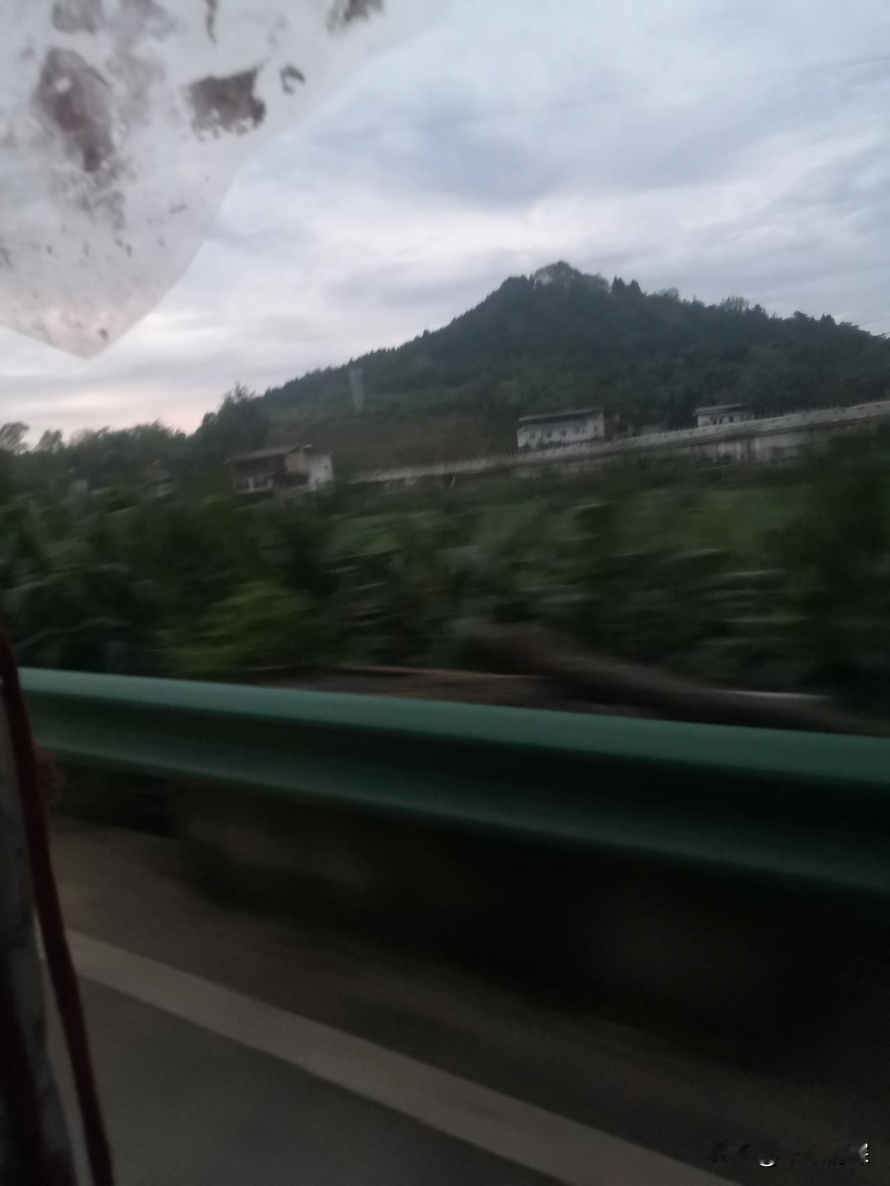 回到家中，晚上在一起跟几个同龄人聊聊这件事情，他们说是自己不对，车来了，你停在那