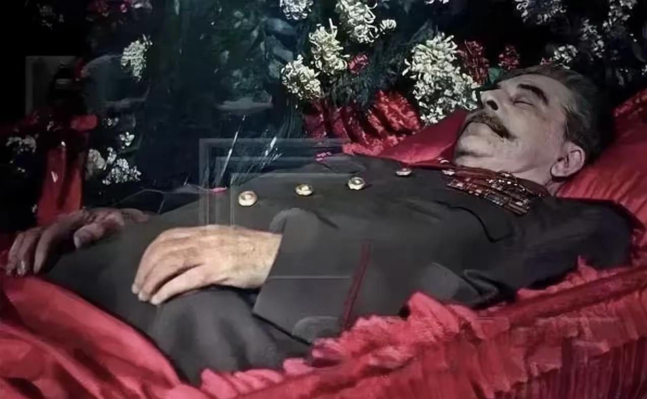 1961年，斯大林的遗体被人从列宁墓的水晶棺里抬了出来。一群军官动手，把他军装上