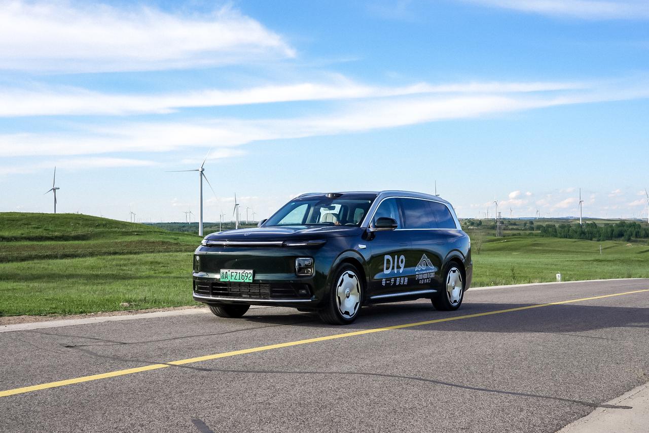 同事提了那台新车，我开了一小时后偷偷摸了自己D19的方向盘 

同事阿凯，提了那