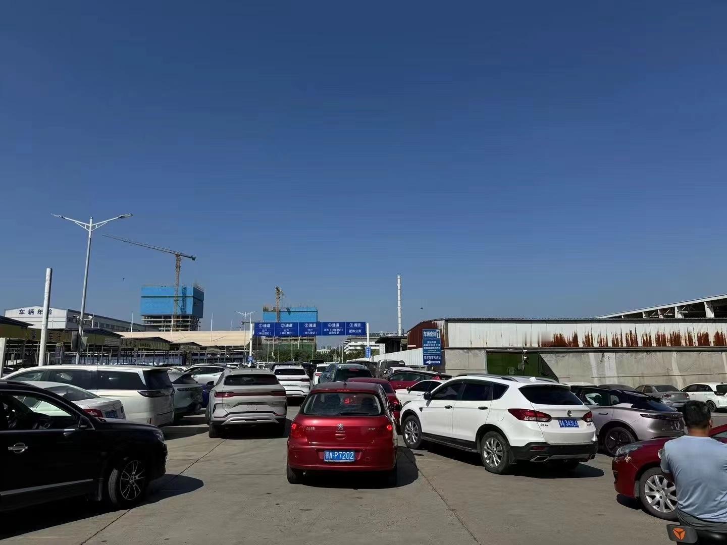 股市大涨，车也卖的好了排队过户的车子都堵了几百米 ​​​