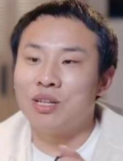 在综艺《亲爱的客栈2026》录制中，节目组的卡车陷入沙滩泥潭，车轮悬空，众人合力