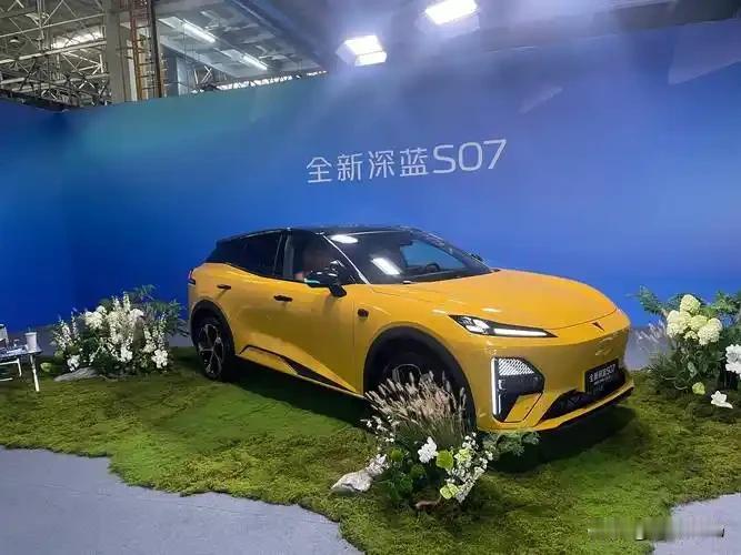 在早高峰的车龙里渡劫，或是周末往郊外撒欢，深蓝S07从来不是“偏科生”，而是把智