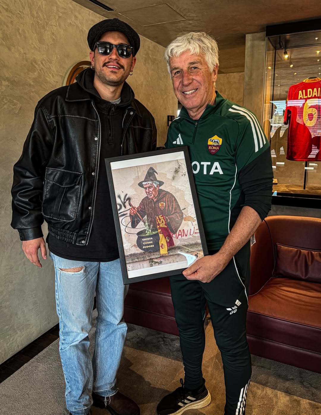 罗马街头艺术家Drugi造访特里戈利亚，把两幅经典画作送到了本人手里 