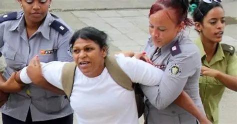 古巴女警看着怪怪的，看着怪胖