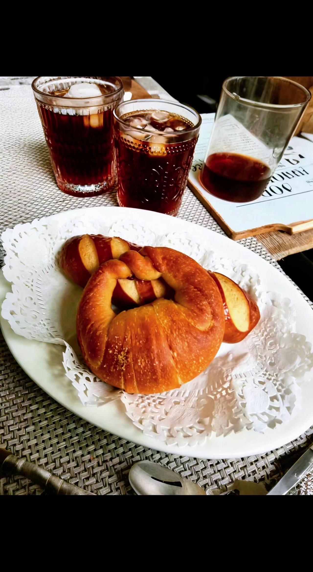 🍞焦糖苹果在碱水结里藏了个秋天！冰美式的气泡在杯壁跳圆舞曲☕️ 慵懒是偷来的时