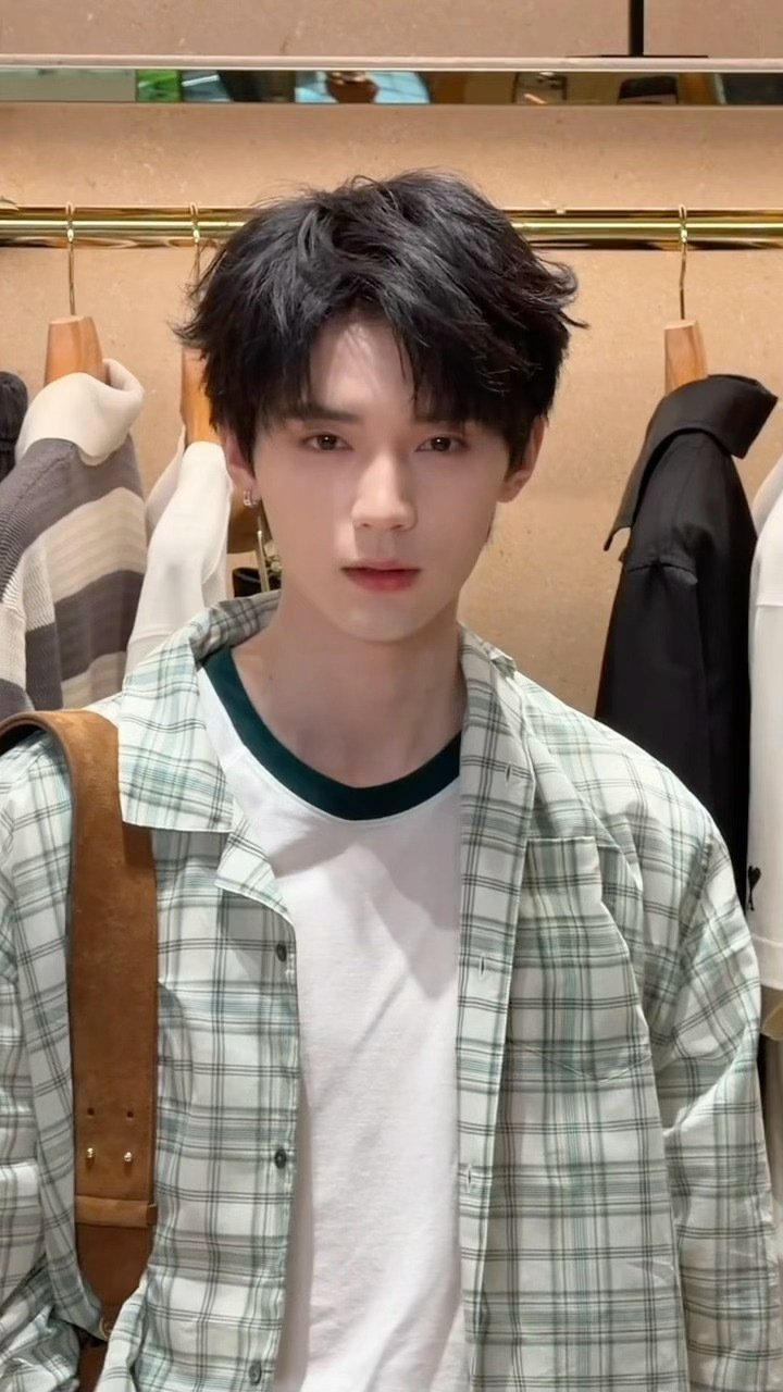 周翊然我拍的清爽学长周翊然 绿格纹周翊然，上海阳光下清爽得像刚下课的你。 