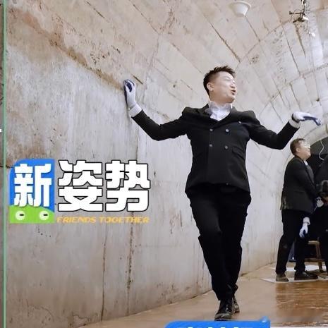 #谁家综艺把艺人贴粘鼠板上啊# 综艺新梗王，《欢乐集结号》粘鼠板挑战，张鹤伦的“
