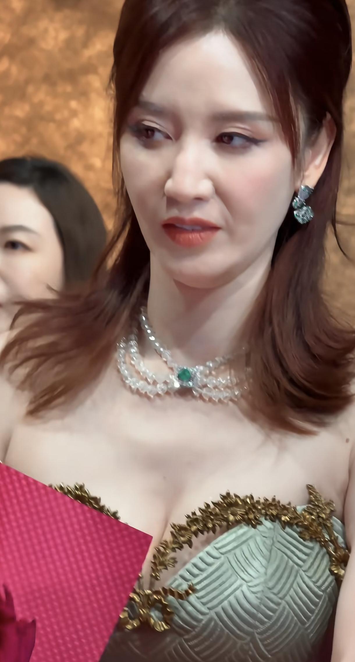 张萌皮肤就是好，祖母绿很耀眼。身材比例太棒了，穿低胸装完全撑的住。