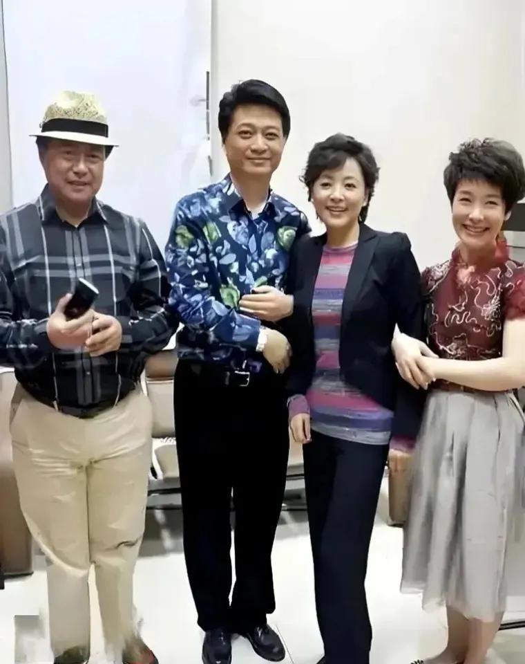 四位明星你能认出几个？小崔旁边的那位美女像张瑜，又像王雪琼，你觉得是谁？