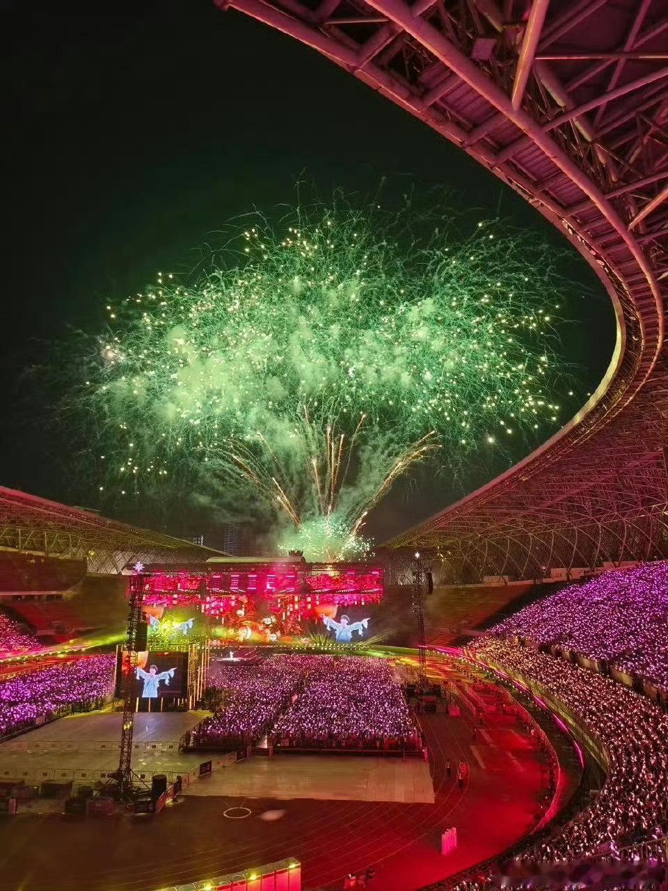 周深好浪漫周深贵阳七夕演唱会，无人机表演加上烟花秀，在场的粉丝真的被宠上天啦！ 