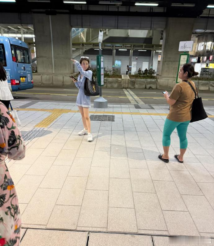 方媛带女儿逛街被偶遇 香港街头新鲜路透！路人偶遇方媛带着女儿逛街出行，全员休闲私
