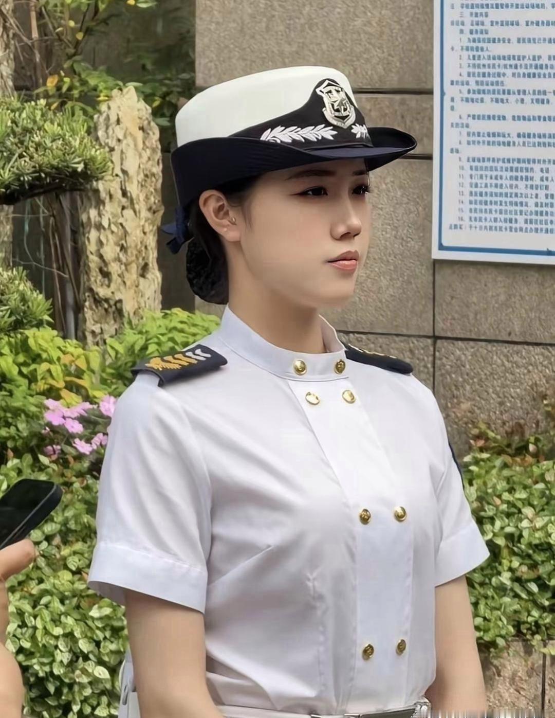某小区女保安，颜值逆天。