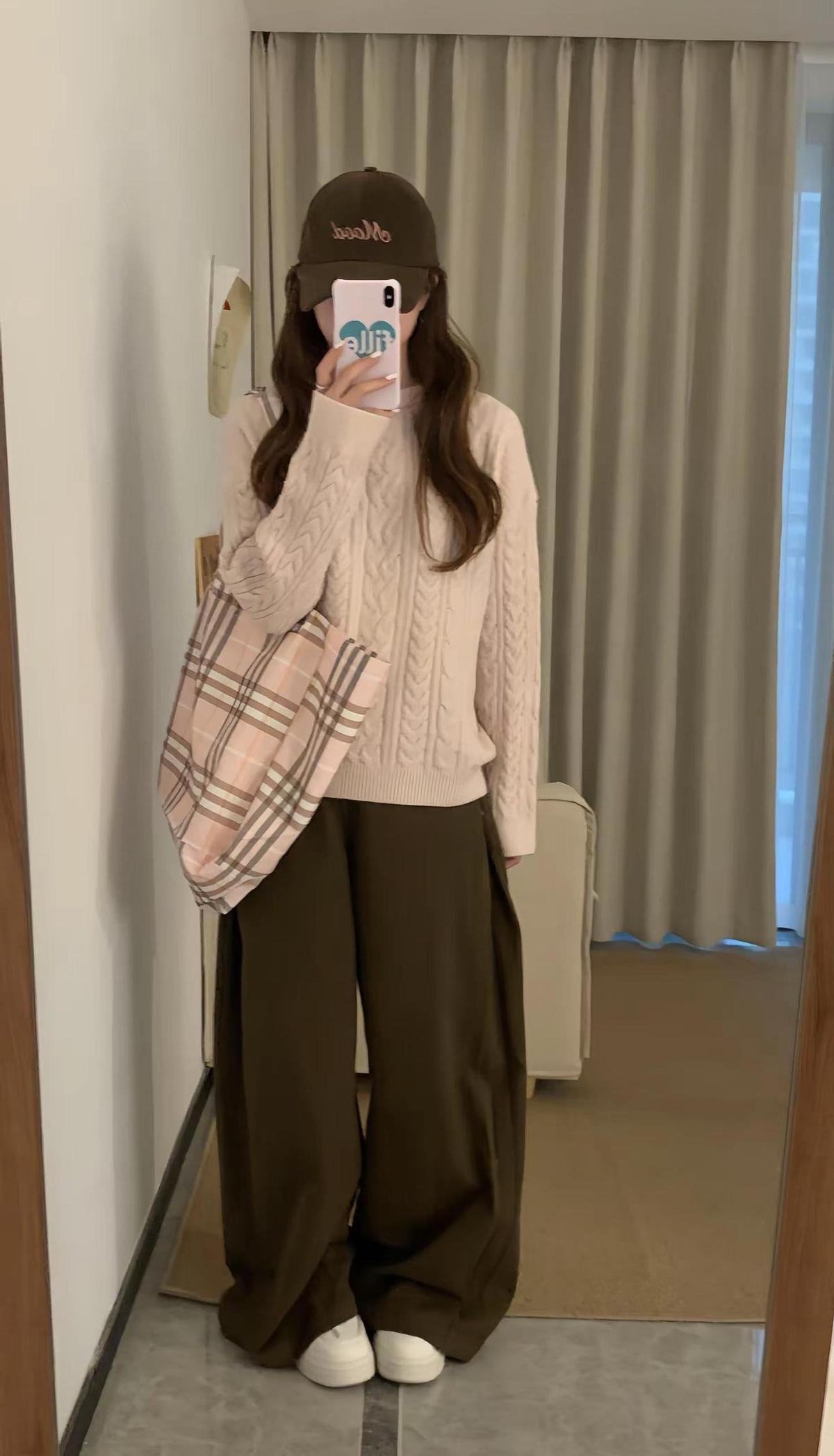 “会幸福的”不是鸡汤，是今年冬天韩国人穿在身上的咒语。
奶油米、鼠尾草绿、雾霾蓝