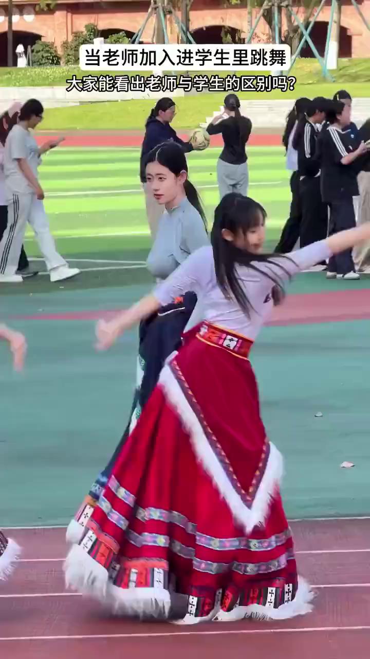 当老师加入进学生里跳舞，大家能看出老师与学生的区别吗？