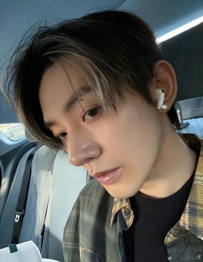 男明星的鼻子各具特色，大鼻子辨识度颇高。在众多面容中，这样的鼻子优势尽显，让人印