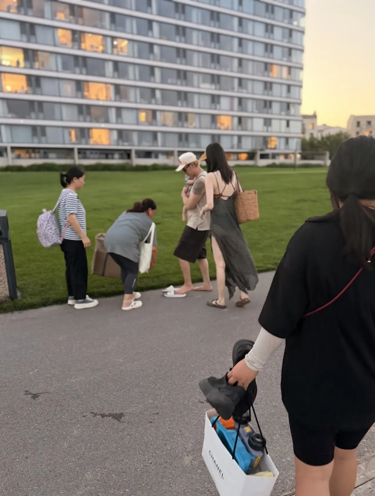 陈伟霆何穗一家三口被偶遇。陈伟霆何穗带娃在阿那亚住了有一阵了，陈伟霆被...
