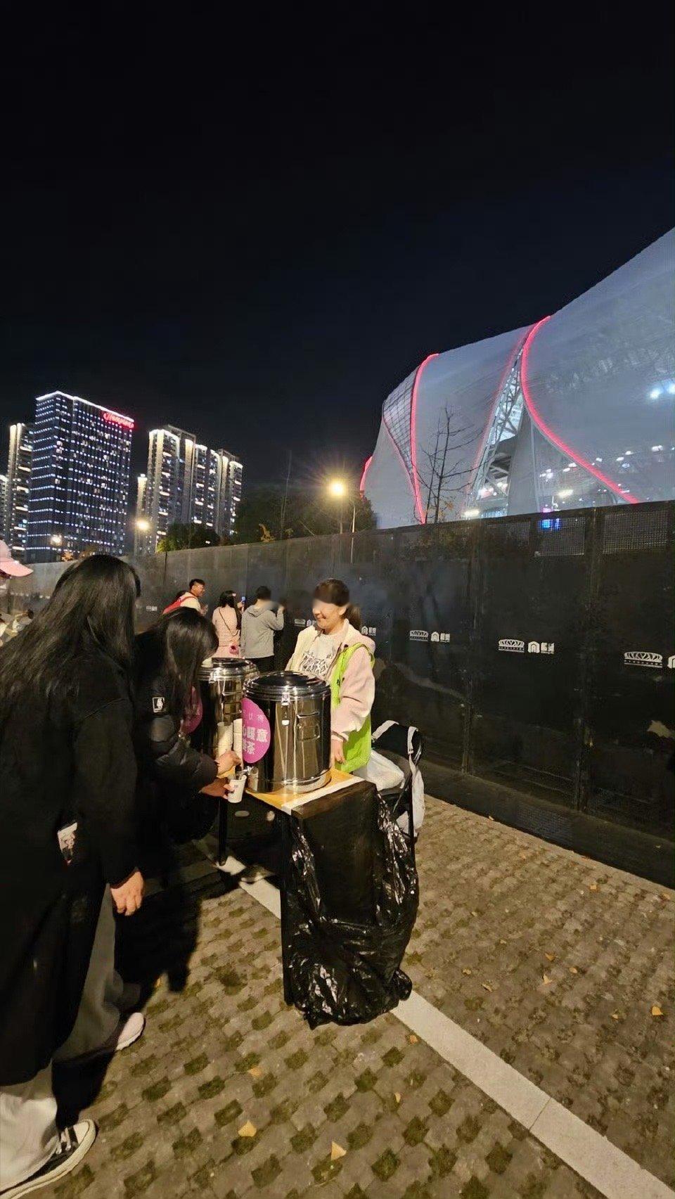 汪苏泷给场外观众准备了姜茶 汪苏泷用一杯姜茶定义了什么是优质偶像！音乐上全力以赴