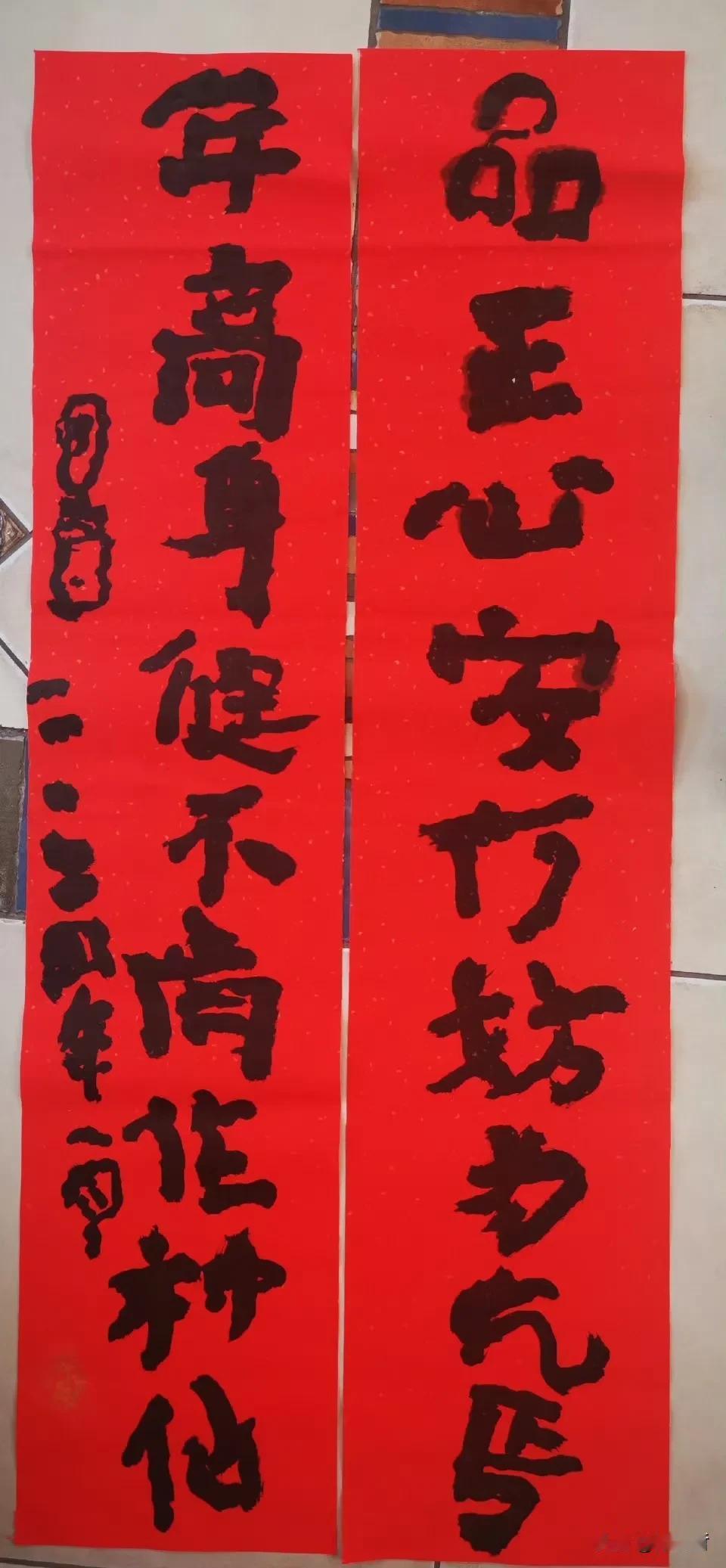 又来挑战审美能力弱的书法爱好者了？这是曾翔先生发布于海南三亚的对联作品！乍一看以