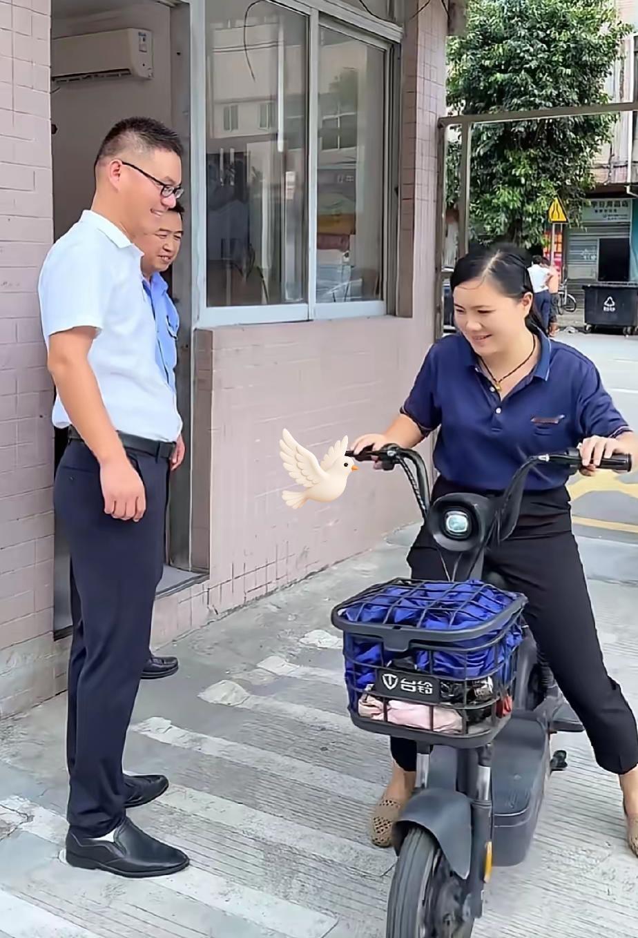 这老板也太暖了吧！
东莞一女员工迟到20分钟
撞见老板站在厂门口，非但没慌，还