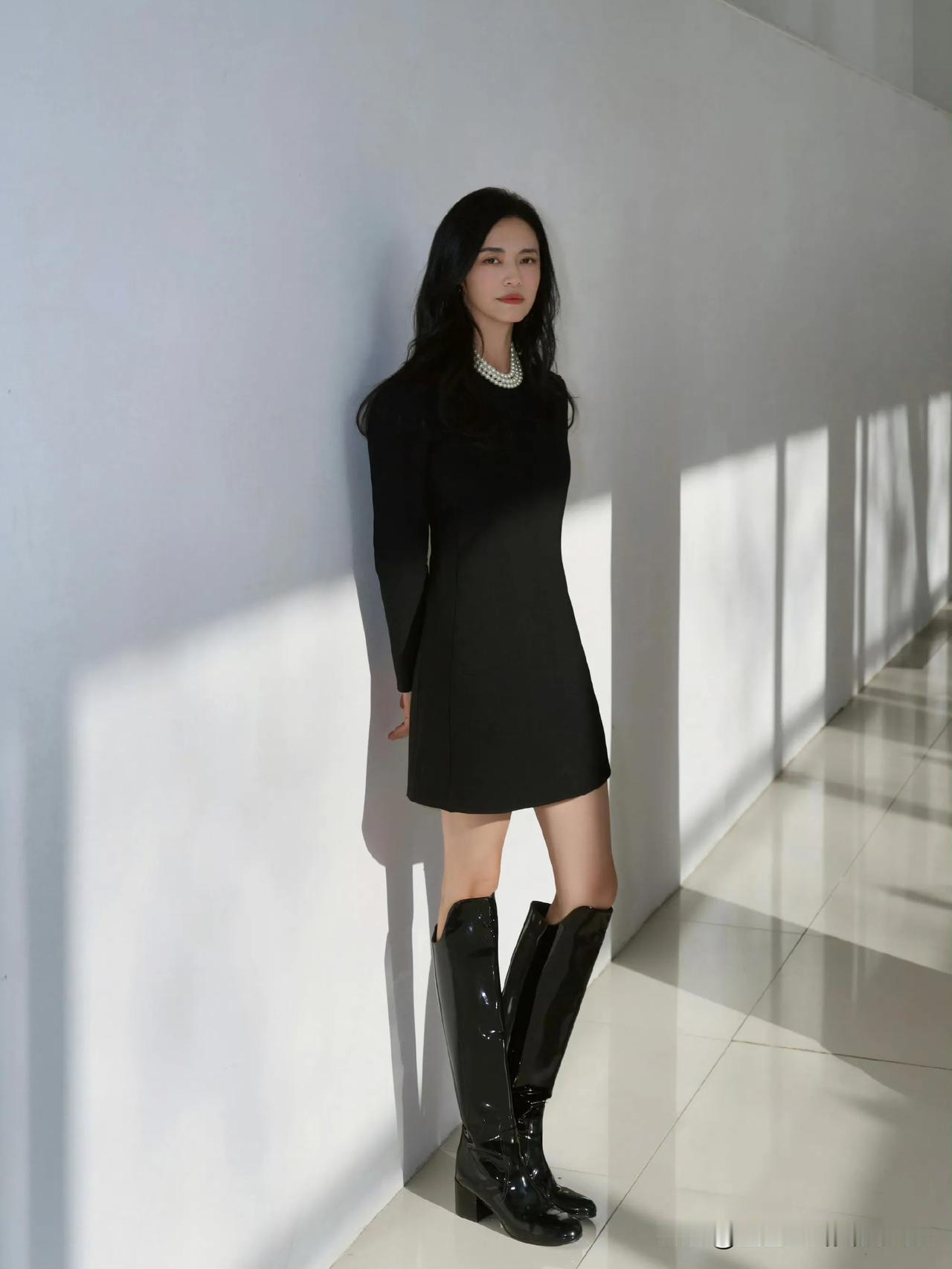 姚晨优雅黑裙+闪亮长靴，都市女性风范！