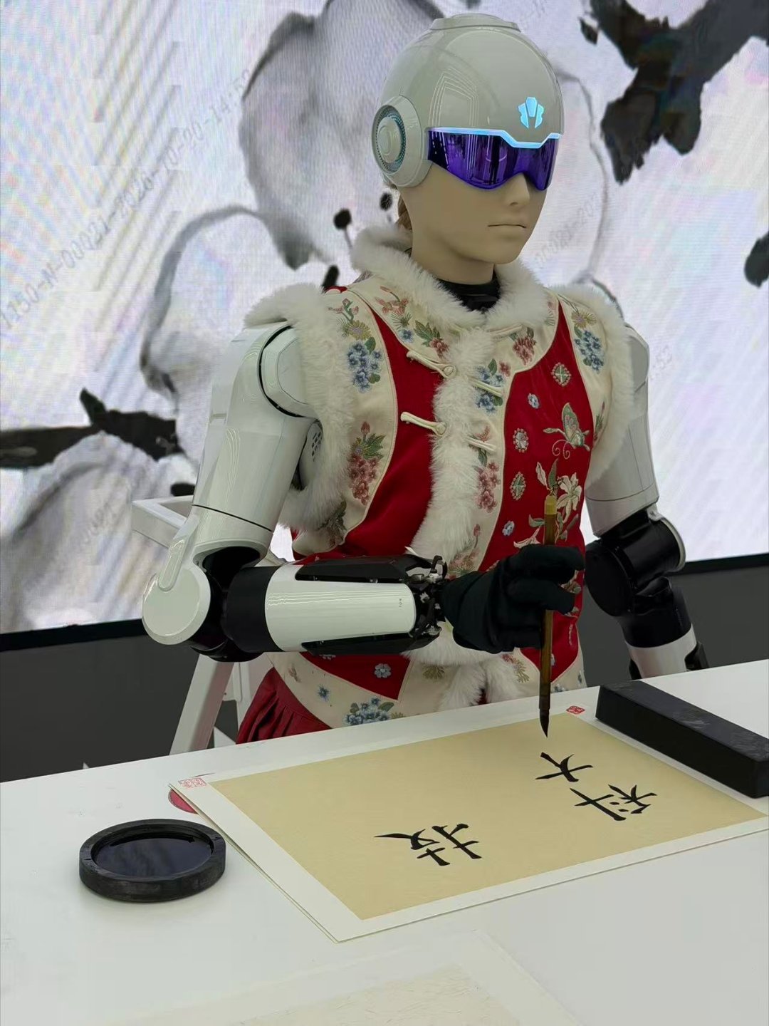 刚开完2026奇瑞全球创新大会，我就迫不及待来墨甲展厅和厂房参观了，我倒要看看这