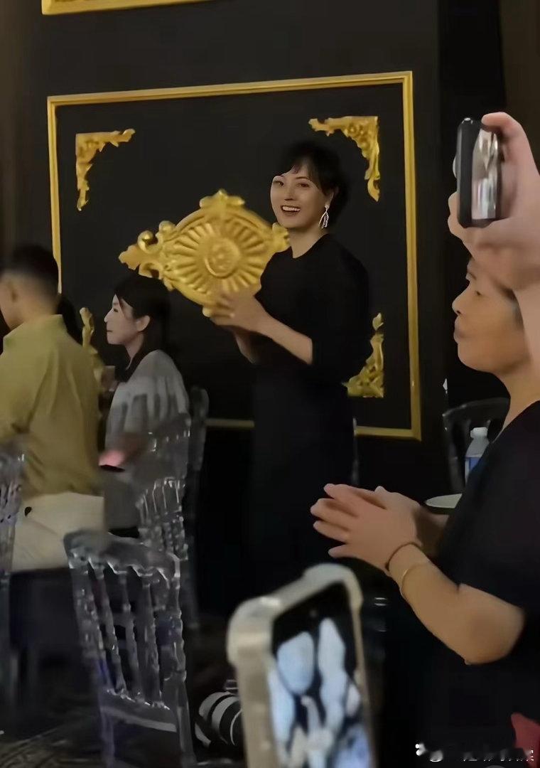 孙俪带着女儿小花参加舞会，镜头中看着挺严肃的一个人，没想到私下这么活跃，这是被邓
