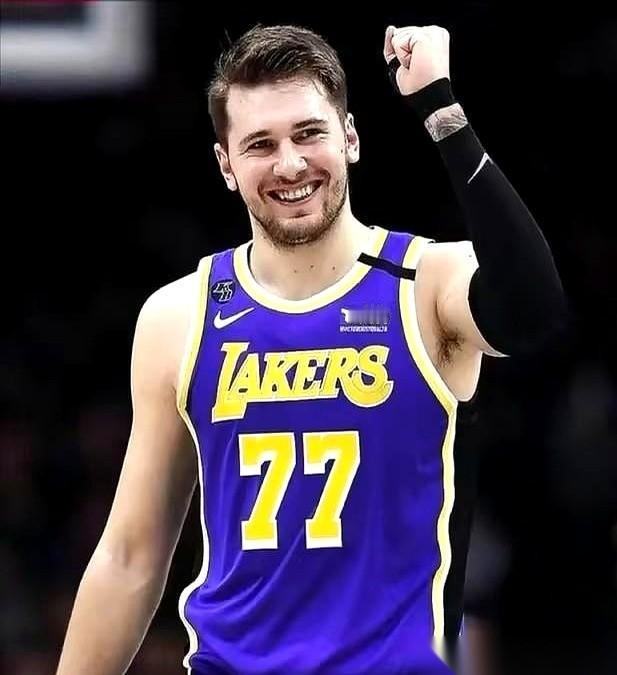 我跟你说个事儿，你可能都不信。
现在全联盟得分第一那哥们儿，东契奇，两条腿都疼得