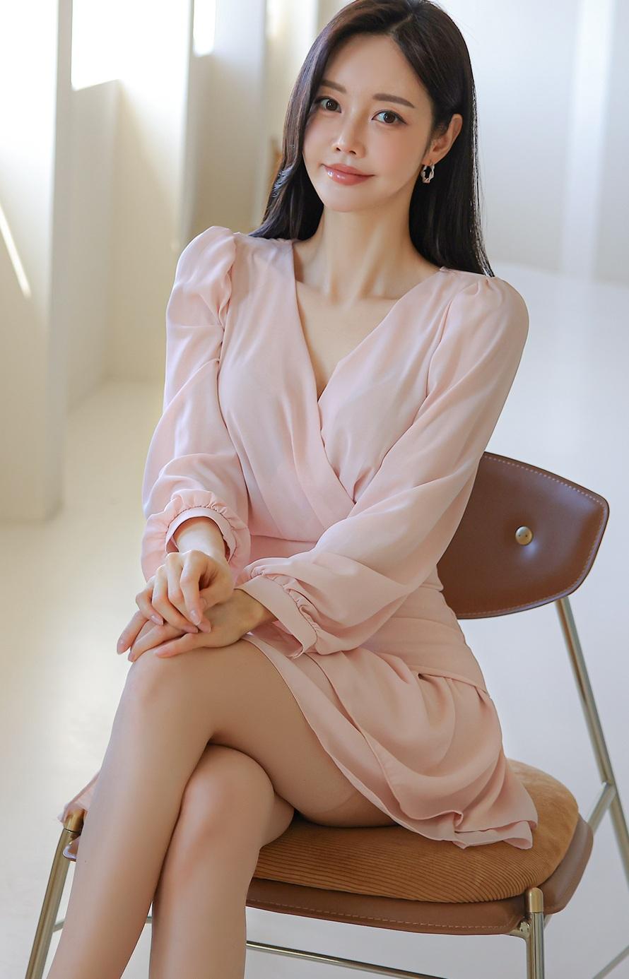 粉色裙子真的自带温柔甜美属性！就像白鹿的粉橘色挂脖裙，仿皮料有质感，挂脖露出纤细