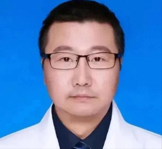 看哭了，2005年，南京一医生14年间，一直默默的为没钱治病的病人垫钱，谎称是公
